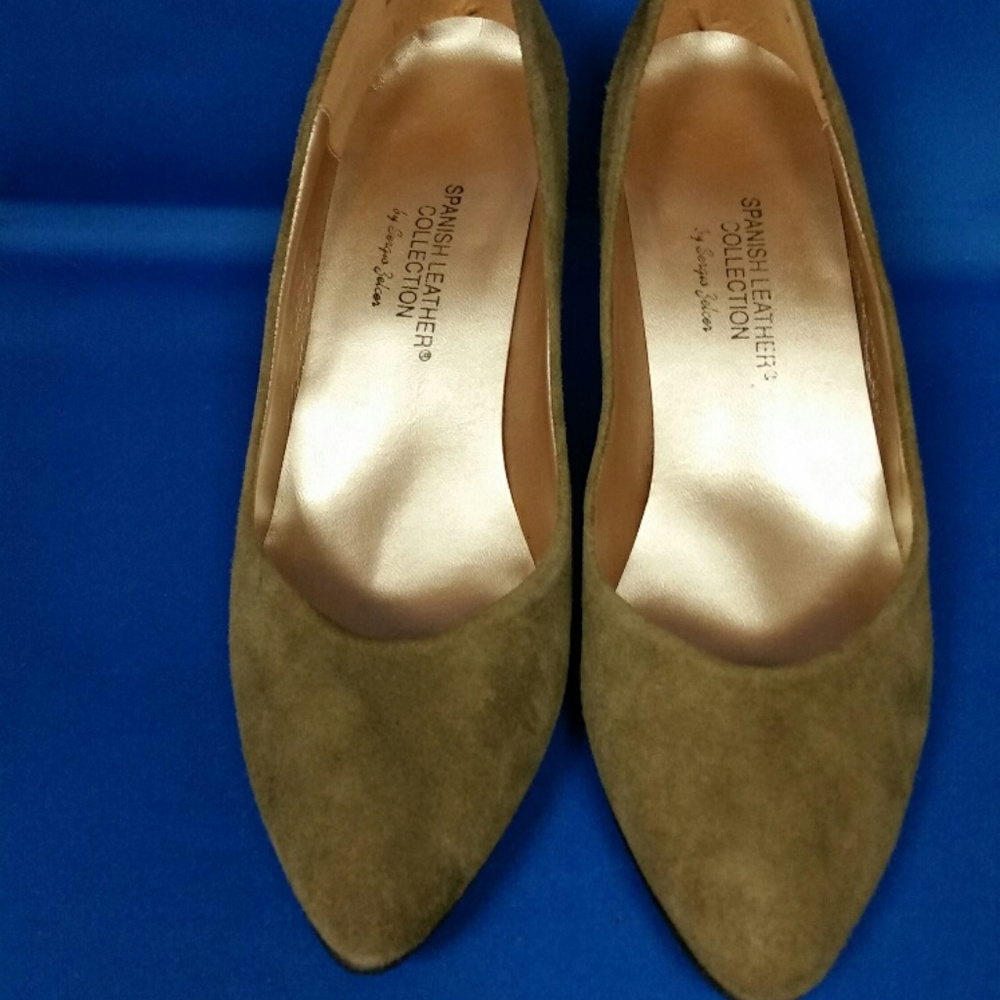 Sergio Zelcer Olive Suede pumps. Size 7N.